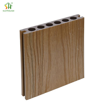 Καλή τιμή. Εξωτερικό ανθεκτικό στο γλίστρωμα πάτωμα WPC 145x20mm με ανάγλυφη υφή σε απευθείας σύνδεση